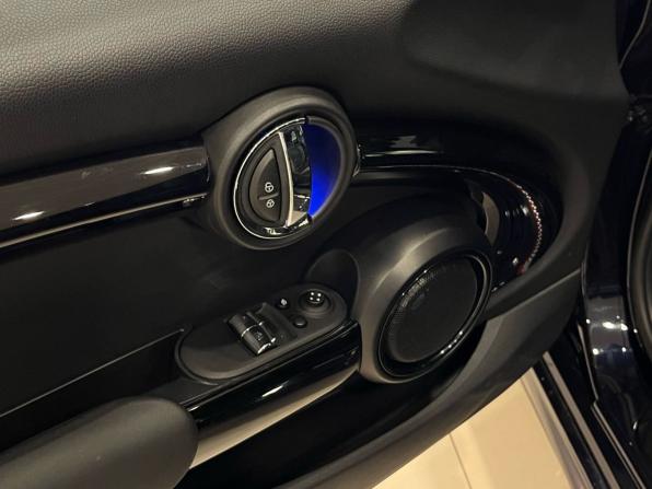 Mini Hatch III (F55/F56) Рестайлинг с пробегом 2021 года, цена 3 878 000 рублей, 23666 км, хэтчбек, Автокод Объявления