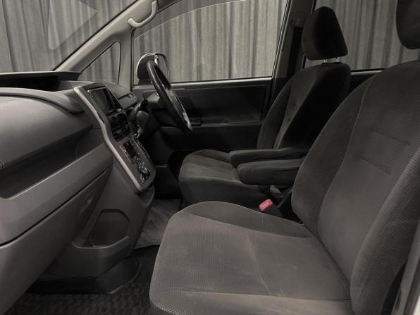 Toyota Voxy II (R70) с пробегом 2007 года, цена 1 098 000 рублей, 234000 км, минивэн, Автокод Объявления
