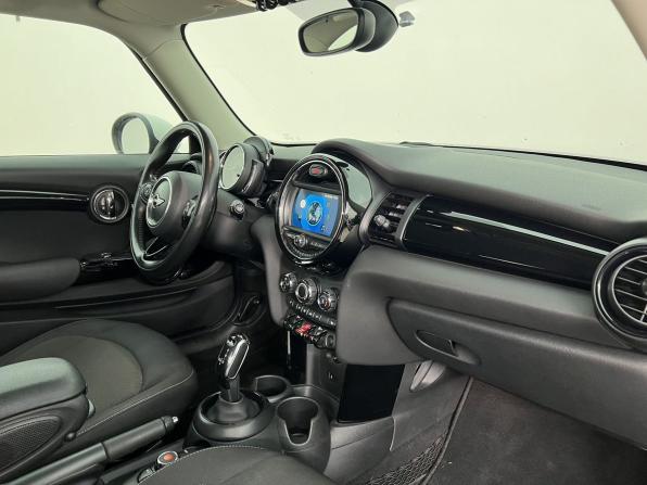 Mini Hatch III (F55/F56) Рестайлинг с пробегом 2018 года, цена 1 480 000 рублей, 148541 км, хэтчбек, Автокод Объявления