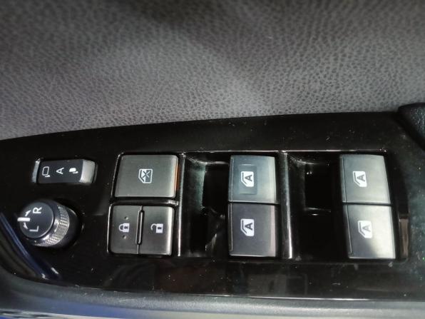 Toyota Prius IV (XW50) с пробегом 2018 года, цена 1 345 000 рублей, 265393 км, лифтбек, Автокод Объявления