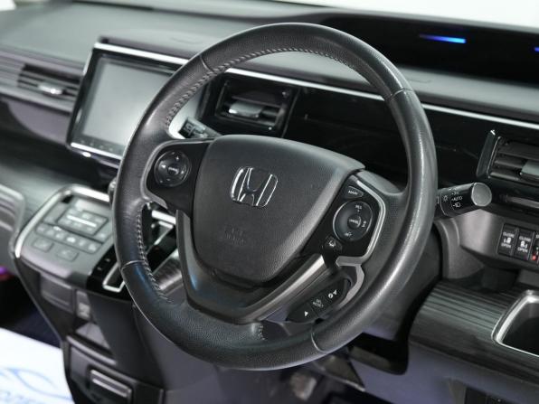 Honda Stepwgn V с пробегом 2017 года, цена 2 090 000 рублей, 97828 км, минивэн, Автокод Объявления