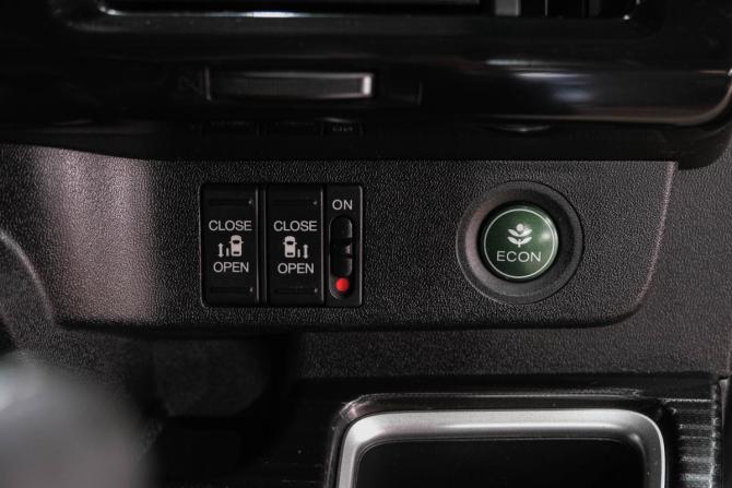 Honda Stepwgn V с пробегом 2015 года, цена 1 799 000 рублей, 87000 км, минивэн, Автокод Объявления