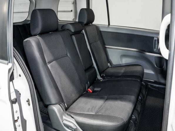 Toyota ISis I Рестайлинг с пробегом 2010 года, цена 1 270 000 рублей, 139389 км, компактвэн, Автокод Объявления