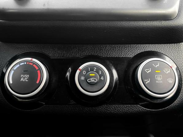 Kia Rio III Рестайлинг с пробегом 2017 года, цена 899 000 рублей, 142627 км, хэтчбек, Автокод Объявления