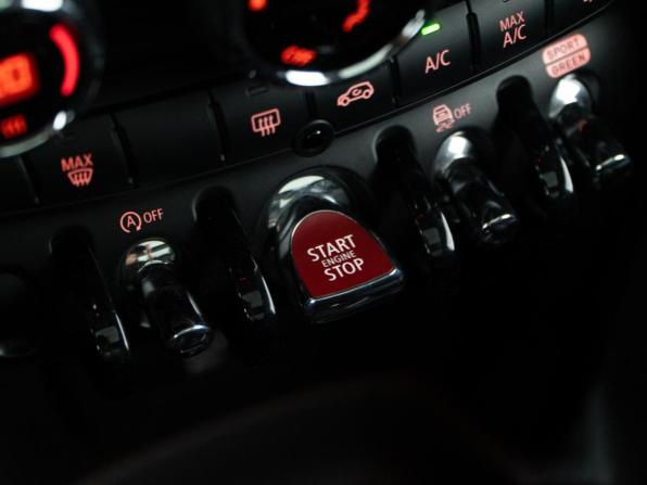 Mini Hatch III (F55/F56) Рестайлинг 2 с пробегом 2021 года, цена 3 374 810 рублей, 22714 км, хэтчбек, Автокод Объявления