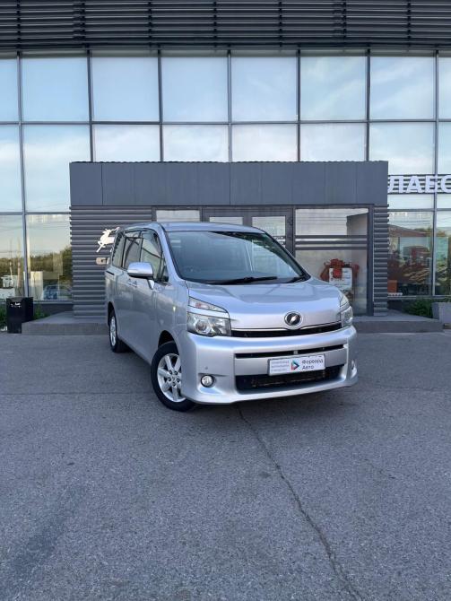 Toyota Voxy II (R70) Омск  - изображение 1