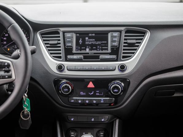 Hyundai Solaris II с пробегом 2017 года, цена 958 000 рублей, 203505 км, седан, Автокод Объявления