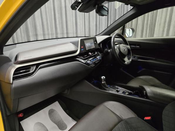 Toyota C-HR I с пробегом 2017 года, цена 2 100 000 рублей, 57000 км, внедорожник, Автокод Объявления