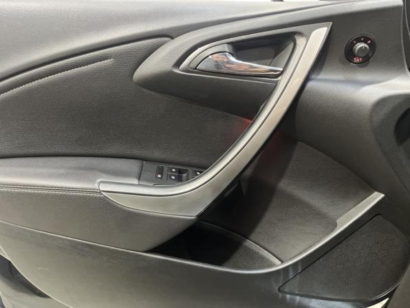 Opel Astra J Рестайлинг с пробегом 2013 года, цена 835 000 рублей, 271871 км, седан, Автокод Объявления
