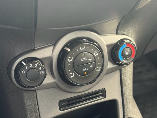 Ford Fiesta Mk6 Рестайлинг с пробегом 2015 года, цена 675 000 рублей, 135100 км, седан, Автокод Объявления