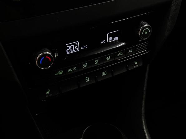Skoda Rapid I с пробегом 2015 года, цена 925 000 рублей, 176923 км, лифтбек, Автокод Объявления