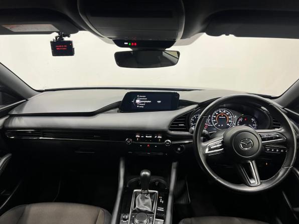 Mazda 3 IV (BP) с пробегом 2022 года, цена 1 935 000 рублей, 32165 км, хэтчбек, Автокод Объявления