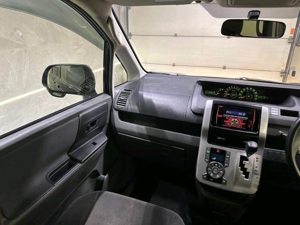 Toyota Voxy II (R70) с пробегом 2009 года, цена 1 099 000 рублей, 292029 км, минивэн, Автокод Объявления