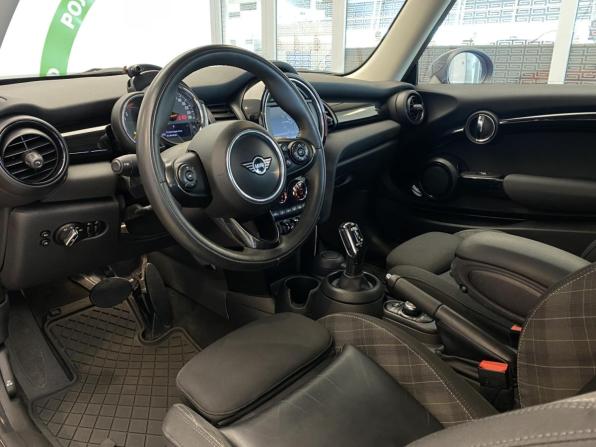 Mini Hatch III (F55/F56) Рестайлинг с пробегом 2019 года, цена 2 650 000 рублей, 15057 км, хэтчбек, Автокод Объявления