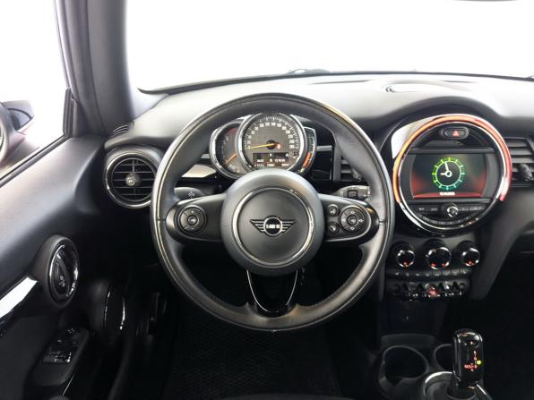 Mini Hatch III (F55/F56) Рестайлинг с пробегом 2020 года, цена 2 255 000 рублей, 73599 км, хэтчбек, Автокод Объявления