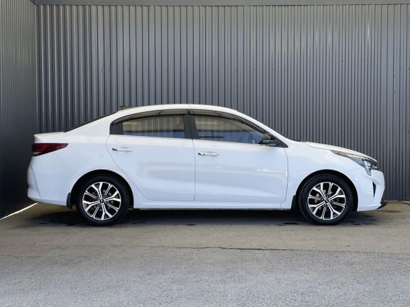 Kia Rio IV Рестайлинг с пробегом 2021 года, цена 2 227 000 рублей, 35335 км, седан, Автокод Объявления