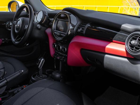 Mini Hatch III (F55/F56) Рестайлинг с пробегом 2018 года, цена 2 260 000 рублей, 46800 км, хэтчбек, Автокод Объявления