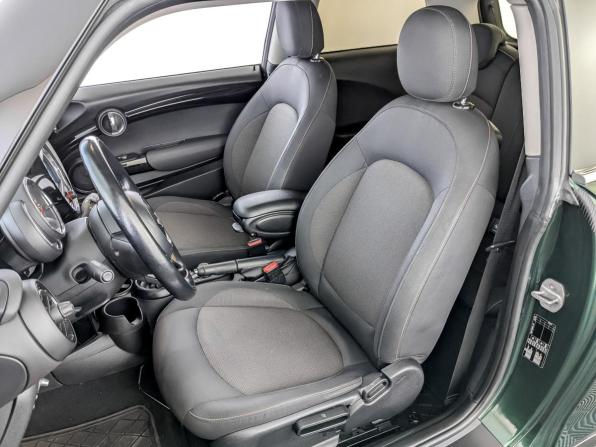 Mini Hatch III (F55/F56) Рестайлинг с пробегом 2018 года, цена 1 715 000 рублей, 81512 км, хэтчбек, Автокод Объявления