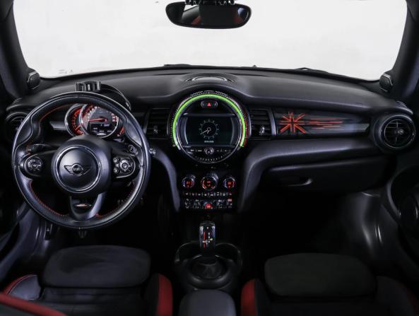 Mini Hatch III (F55/F56) Рестайлинг с пробегом 2018 года, цена 3 019 500 рублей, 49500 км, хэтчбек, Автокод Объявления