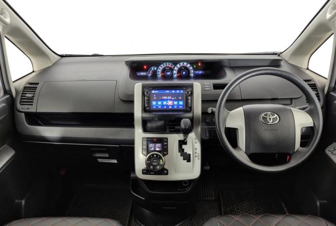 Toyota Voxy II (R70) Рестайлинг с пробегом 2012 года, цена 1 250 000 рублей, 289029 км, минивэн, Автокод Объявления
