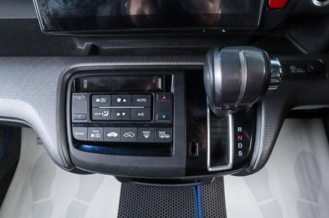 Honda Stepwgn V с пробегом 2016 года, цена 1 489 000 рублей, 292361 км, минивэн, Автокод Объявления
