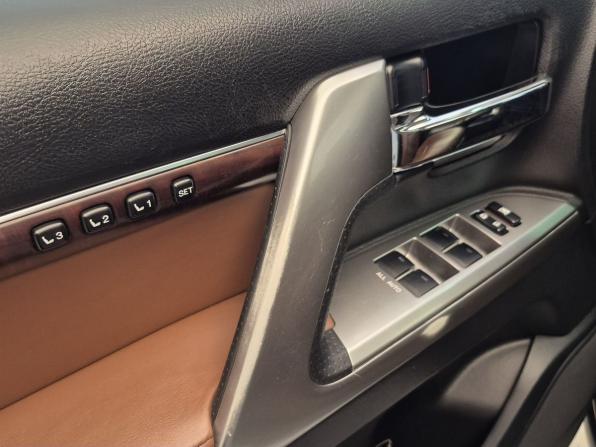 Toyota Land Cruiser 200 Series Рестайлинг 1 с пробегом 2015 года, цена 4 490 000 рублей, 200600 км, внедорожник, Автокод Объявления