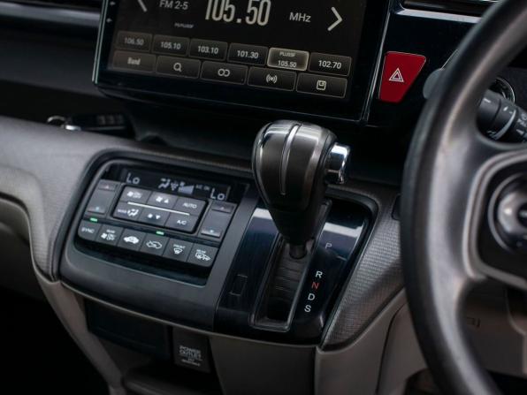 Honda Stepwgn V с пробегом 2015 года, цена 1 460 000 рублей, 431384 км, минивэн, Автокод Объявления