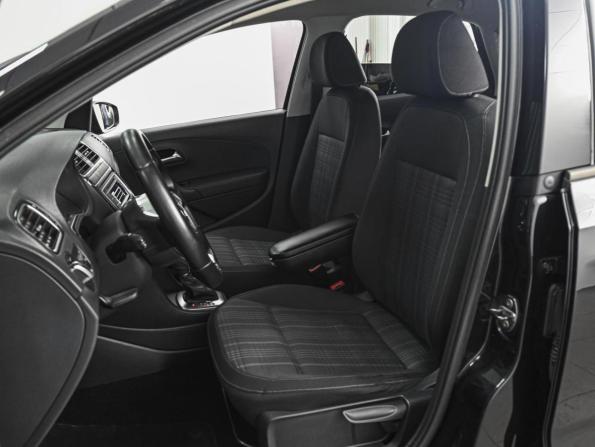 Volkswagen Polo V Рестайлинг с пробегом 2017 года, цена 1 368 000 рублей, 138657 км, седан, Автокод Объявления