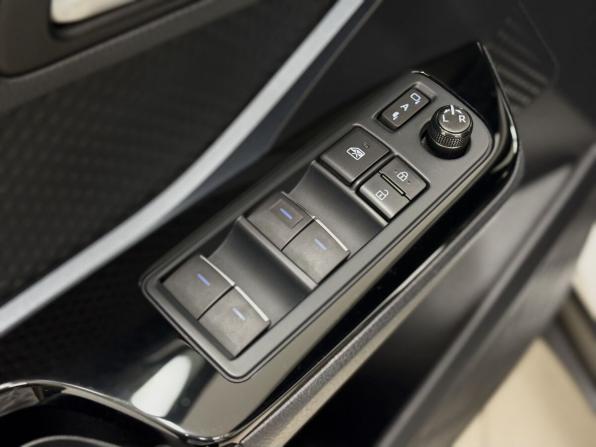Toyota C-HR I Рестайлинг с пробегом 2019 года, цена 2 232 000 рублей, 140945 км, внедорожник, Автокод Объявления