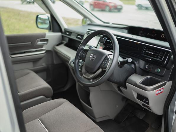 Honda Stepwgn V с пробегом 2016 года, цена 1 940 000 рублей, 75645 км, минивэн, Автокод Объявления