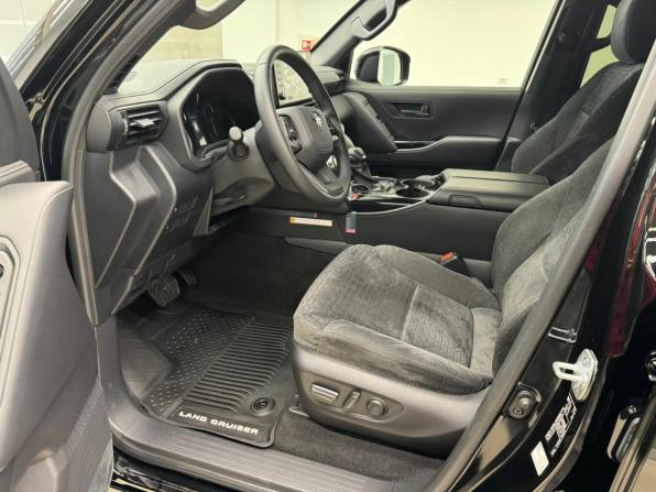 Toyota Land Cruiser 300 Series с пробегом 2021 года, цена 12 500 000 рублей, 10 км, внедорожник, Автокод Объявления