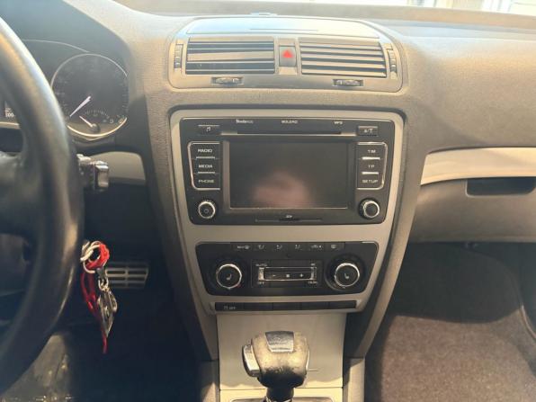 Skoda Octavia II (A5) Рестайлинг с пробегом 2011 года, цена 699 000 рублей, 300000 км, лифтбек, Автокод Объявления