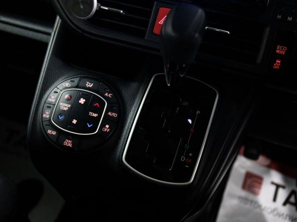 Toyota Noah III (R80) Рестайлинг с пробегом 2017 года, цена 2 100 000 рублей, 173955 км, минивэн, Автокод Объявления