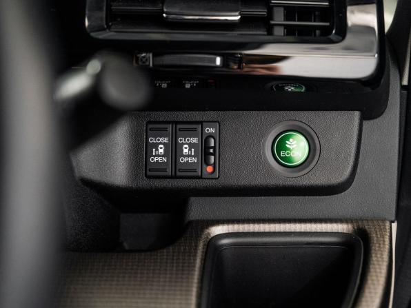 Honda Stepwgn V Рестайлинг с пробегом 2017 года, цена 1 850 500 рублей, 115163 км, минивэн, Автокод Объявления