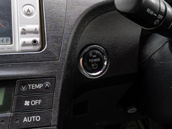 Toyota Prius III (XW30) с пробегом 2011 года, цена 1 365 000 рублей, 175556 км, лифтбек, Автокод Объявления