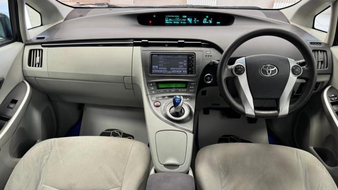 Toyota Prius III (XW30) с пробегом 2009 года, цена 790 000 рублей, 218880 км, лифтбек, Автокод Объявления
