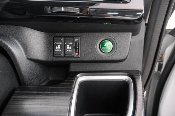 Honda Stepwgn V с пробегом 2015 года, цена 1 699 000 рублей, 204244 км, минивэн, Автокод Объявления