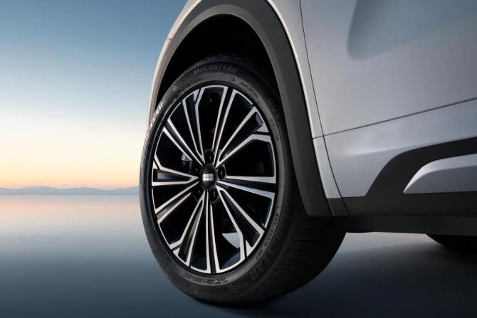 Новый Geely EX5 EM-i 2026 года, цена 3 924 990 рублей, внедорожник, Автокод Объявления