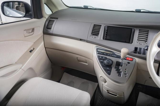 Toyota ISis I Рестайлинг с пробегом 2010 года, цена 1 479 000 рублей, 120000 км, компактвэн, Автокод Объявления