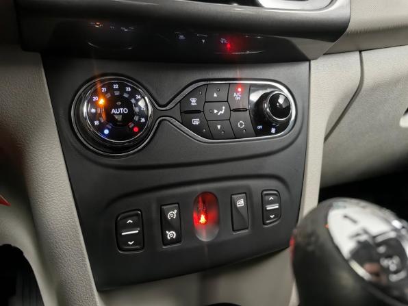 Renault Logan II с пробегом 2016 года, цена 999 000 рублей, 19190 км, седан, Автокод Объявления