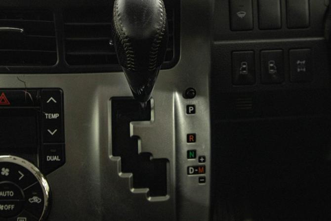Toyota Voxy II (R70) Рестайлинг с пробегом 2012 года, цена 1 329 000 рублей, 325993 км, минивэн, Автокод Объявления