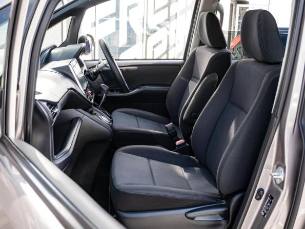 Toyota Voxy III (R80) Рестайлинг с пробегом 2018 года, цена 2 445 000 рублей, 77657 км, минивэн, Автокод Объявления