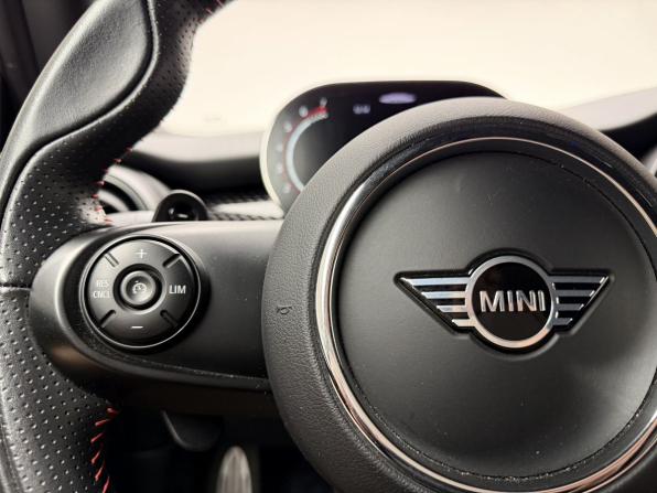 Mini Hatch III (F55/F56) Рестайлинг с пробегом 2021 года, цена 3 556 000 рублей, 54637 км, хэтчбек, Автокод Объявления