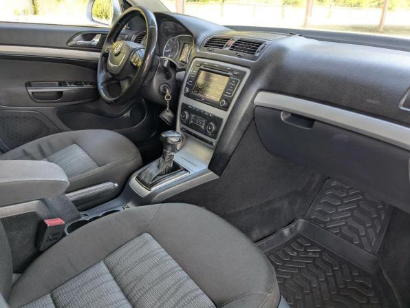 Skoda Octavia II (A5) Рестайлинг с пробегом 2012 года, цена 699 900 рублей, 296000 км, лифтбек, Автокод Объявления
