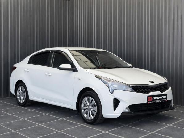 Kia Rio IV Рестайлинг с пробегом 2020 года, цена 1 367 000 рублей, 60997 км, седан, Автокод Объявления