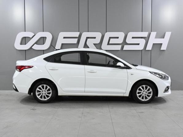 Hyundai Solaris II с пробегом 2017 года, цена 1 519 000 рублей, 122348 км, седан, Автокод Объявления
