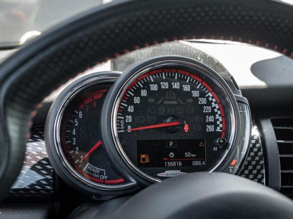 Mini Hatch III (F55/F56) Рестайлинг с пробегом 2019 года, цена 2 730 000 рублей, 136816 км, хэтчбек, Автокод Объявления