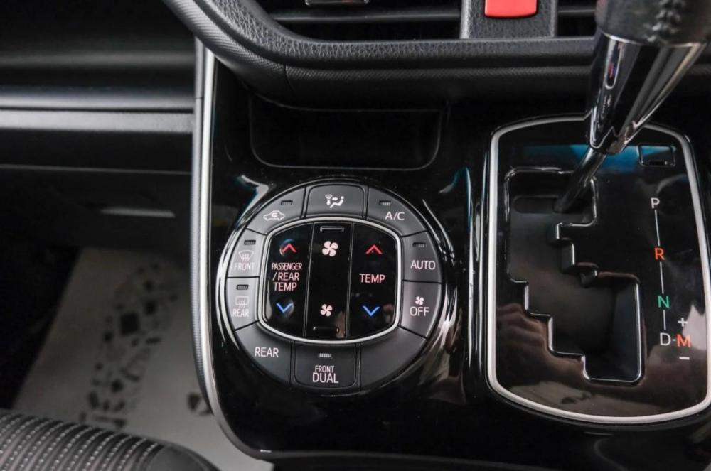 Toyota Voxy III (R80) Рестайлинг Красноярск  - изображение 18