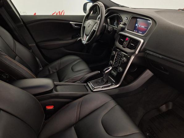 Volvo V40 Cross Country I Рестайлинг с пробегом 2019 года, цена 2 100 000 рублей, 53244 км, хэтчбек, Автокод Объявления