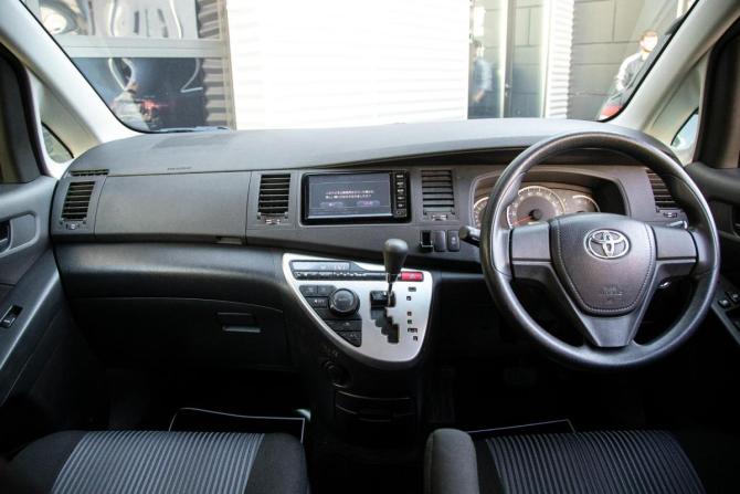 Toyota ISis I Рестайлинг с пробегом 2017 года, цена 1 428 000 рублей, 115000 км, компактвэн, Автокод Объявления